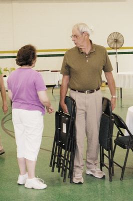 Sunday Party at OLS School
Food Clean Up: Sue Foley gets help from Fred Howey.  Three "chairs" for Fred!

