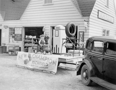 Higham / Rung
"Junior" partners in Higham & Rung, Jack Higham and George Walter Rung, sons of Higham & Rung "Senior"
At the Gas Station preparing for a Camden parade, 1940
Note: This photo was taken before the addition was made to the building.
