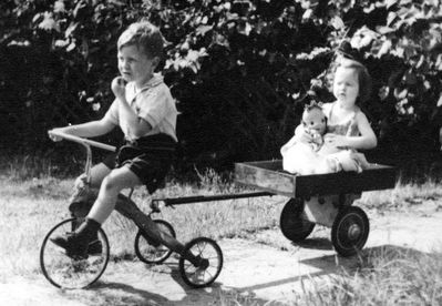 Higham Family
Jack and Betty Higham
"Toolin' down Railroad Street"
Trailer by Wilfred
Taken in early 40s
